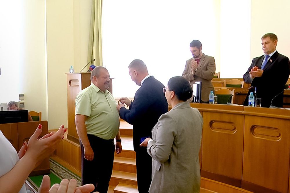 В рамках заседания Народного Совета состоялось торжественное вручение медалей «Отец солдата» В рамках заседания Народного Совета состоялось торжественное вручение медалей «Отец солдата»
