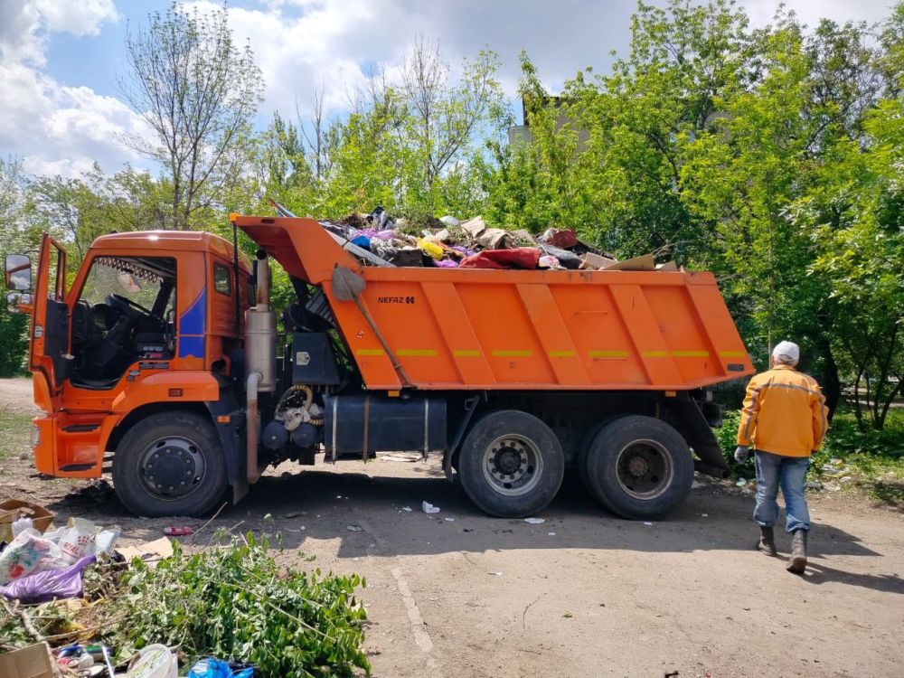 Коммунальные службы продолжают работу по ликвидации несанкционированных свалок Коммунальные службы продолжают работу по ликвидации несанкционированных свалок