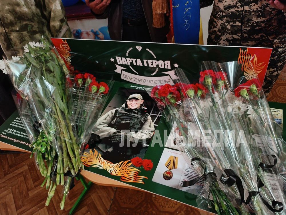 В Петровской специализированной школе состоялось открытие «Парты Героя» в честь нашего земляка, выпускника школы Родиона Граф-Сафонова В Петровской специализированной школе состоялось открытие «Парты Героя» в честь нашего земляка, выпускника школы Родиона Граф-Сафонова