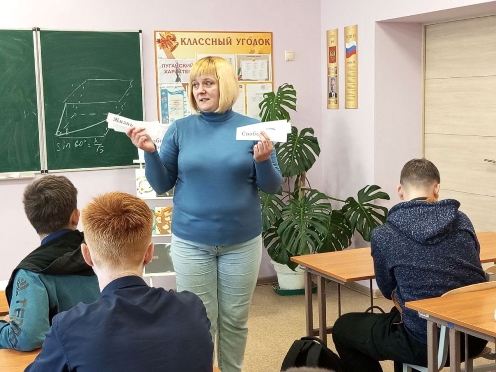 Библиотекари центральной библиотеки пригласили обучающихся 8-го и 9-го классов ГБОУ ЛНР «Брянковский учебно-воспитательный комплекс №10» на полезный разговор «Жизнь вне зависимости» Библиотекари центральной библиотеки пригласили обучающихся 8-го и 9-го классов ГБОУ ЛНР «Брянковский учебно-воспитательный комплекс №10» на полезный разговор «Жизнь вне зависимости»