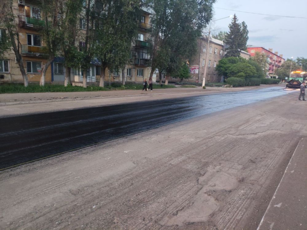 Представители подрядной организации шефа-региона продолжают укладку асфальта на улице Борисова Представители подрядной организации шефа-региона продолжают укладку асфальта на улице Борисова
