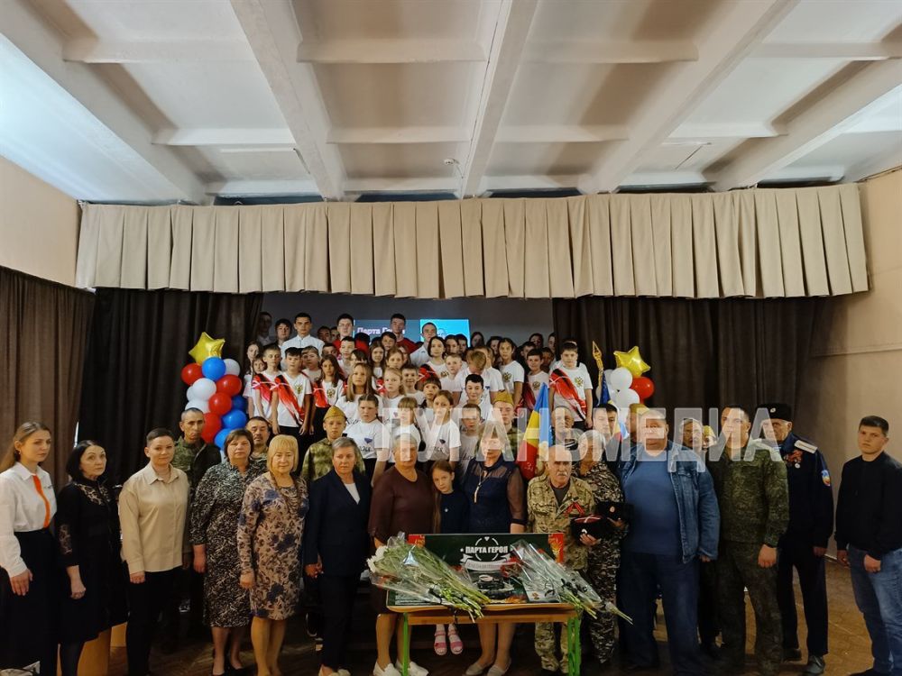 В Петровской специализированной школе состоялось открытие «Парты Героя» в честь нашего земляка, выпускника школы Родиона Граф-Сафонова В Петровской специализированной школе состоялось открытие «Парты Героя» в честь нашего земляка, выпускника школы Родиона Граф-Сафонова