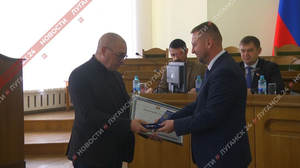 Заместитель главного режиссера ГТРК ЛНР Александр Шкуратов награжден Почетной Грамотой Народного Совета ЛНР за многолетний плодотворный труд, высокий профессионализм творческое отношение к делу, активную жизненную позицию, а... Заместитель главного режиссера ГТРК ЛНР Александр Шкуратов награжден Почетной Грамотой Народного Совета ЛНР за многолетний плодотворный труд, высокий профессионализм творческое отношение к делу, активную жизненную позицию, а...