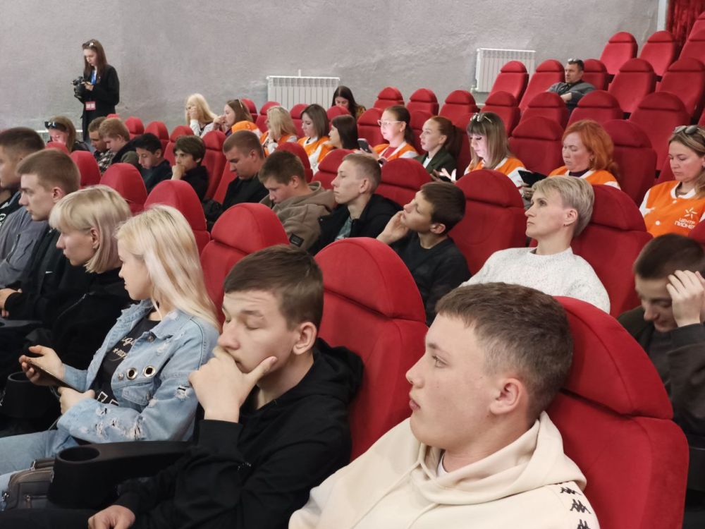 Андрей Рубанцов: В нашем городском округе прошло мероприятие, на котором молодёжь города и советники директоров по воспитанию встретились с менеджером проектного офиса АНО «Россия — страна возможностей» Даниилом Калитвенцевым Андрей Рубанцов: В нашем городском округе прошло мероприятие, на котором молодёжь города и советники директоров по воспитанию встретились с менеджером проектного офиса АНО «Россия — страна возможностей» Даниилом Калитвенцевым