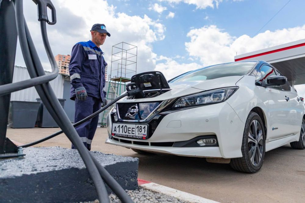 Первая в Донбассе зарядная станция для электромобилей открылась в Луганске на автозаправочной станции №16 государственного предприятия «Луганскнефтепродукт» (ЛНП) по улице Павла Сороки Первая в Донбассе зарядная станция для электромобилей открылась в Луганске на автозаправочной станции №16 государственного предприятия «Луганскнефтепродукт» (ЛНП) по улице Павла Сороки