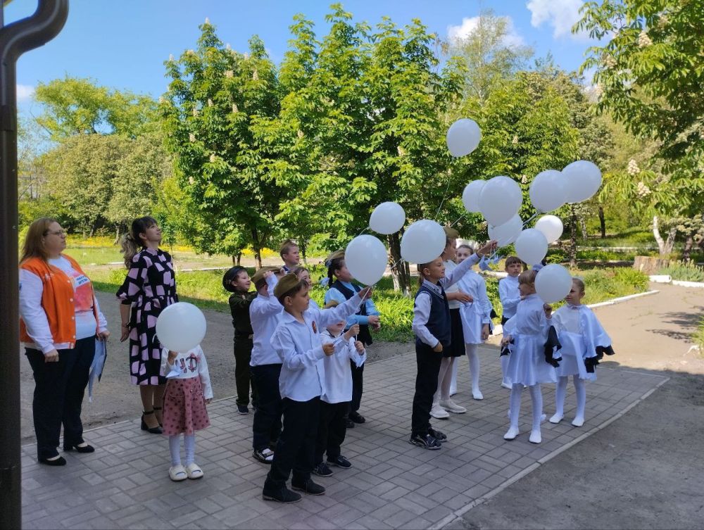 15 мая в Брянковском учебно-воспитательном комплексе № 17 прошла патриотическая акция – «День белых журавлей» 15 мая в Брянковском учебно-воспитательном комплексе № 17 прошла патриотическая акция – «День белых журавлей»
