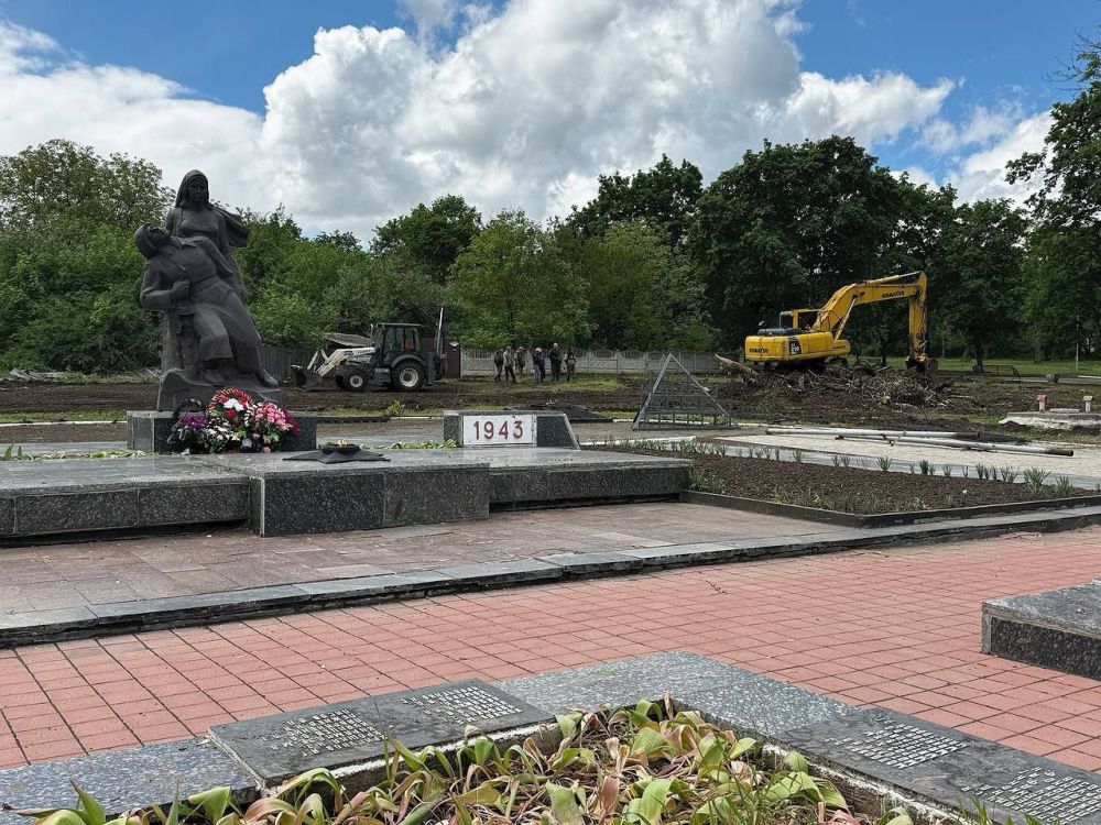 Сергей Колягин: Как и было предусмотрено графиком производства работ, 10-го мая, сразу после празднования 80-й годовщины со Дня Великой Победы, в городе Первомайске стартовало благоустройство еще двух общественных пространств Сергей Колягин: Как и было предусмотрено графиком производства работ, 10-го мая, сразу после празднования 80-й годовщины со Дня Великой Победы, в городе Первомайске стартовало благоустройство еще двух общественных пространств