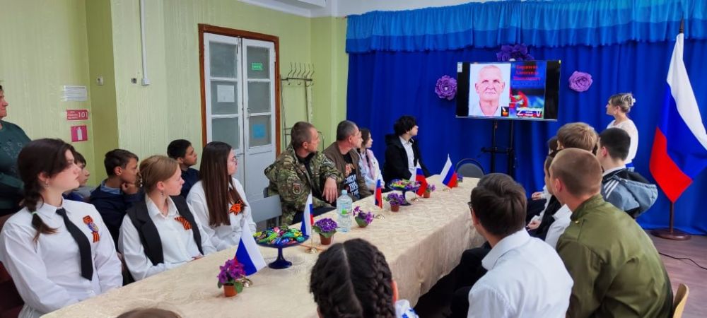 В рамках мероприятий, посвящённых Году защитника Отечества, активисты первичного отделения №7 партии «Единая Россия» совместно с творческими работниками Родаковского дома культуры провели для школьников урок мужества «Наши... В рамках мероприятий, посвящённых Году защитника Отечества, активисты первичного отделения №7 партии «Единая Россия» совместно с творческими работниками Родаковского дома культуры провели для школьников урок мужества «Наши...