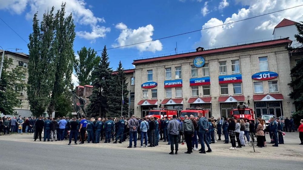 Церемония прощания с погибшими в результате атаки беспилотника ВСУ сотрудниками МЧС Михаилом Пронько и Дмитрием Савенко состоялась в Луганске, сообщила пресс-служба МЧС России по ЛНР Церемония прощания с погибшими в результате атаки беспилотника ВСУ сотрудниками МЧС Михаилом Пронько и Дмитрием Савенко состоялась в Луганске, сообщила пресс-служба МЧС России по ЛНР