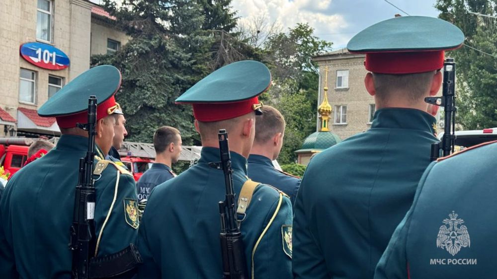 Республика простилась с погибшими в Луганске сотрудниками МЧС России Республика простилась с погибшими в Луганске сотрудниками МЧС России