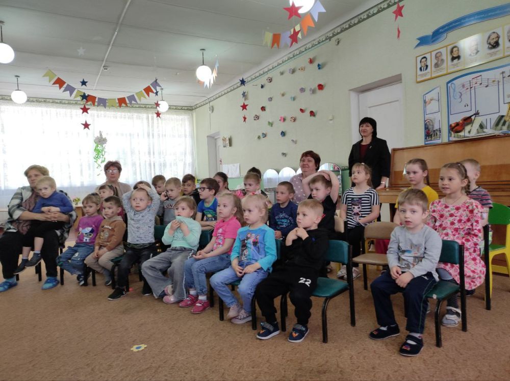 Нам жалко дедушку Корнея:. В сравненье с нами он отстал Нам жалко дедушку Корнея:. В сравненье с нами он отстал
