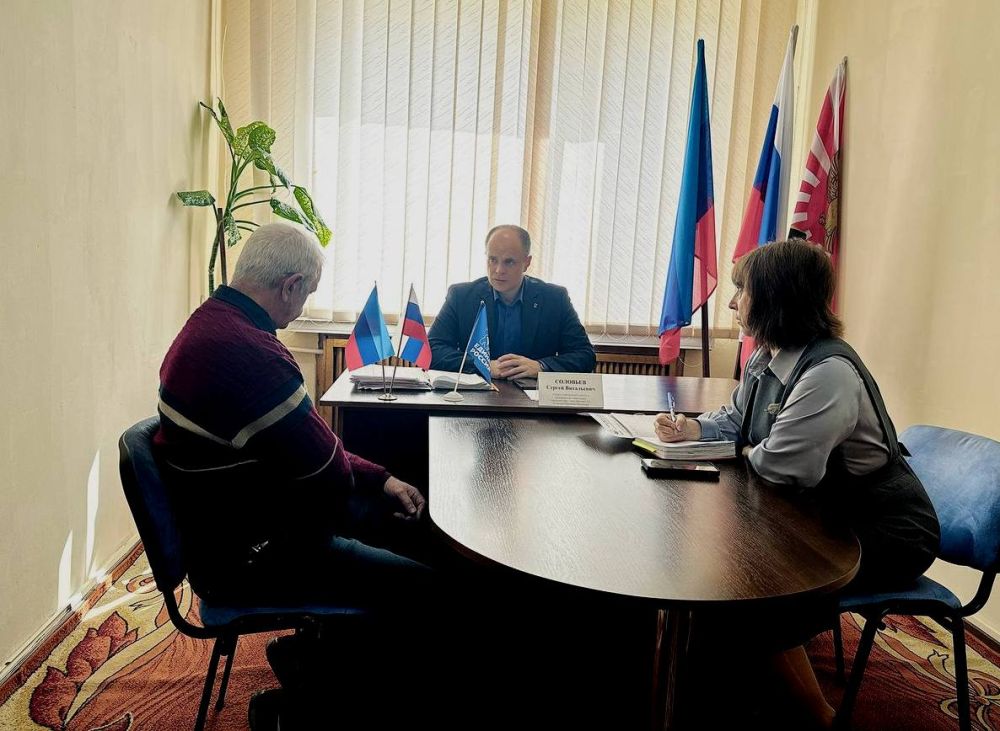 Секретарь Краснолучского местного отделения Единой России Сергей Соловьев провёл личный приём граждан Секретарь Краснолучского местного отделения Единой России Сергей Соловьев провёл личный приём граждан