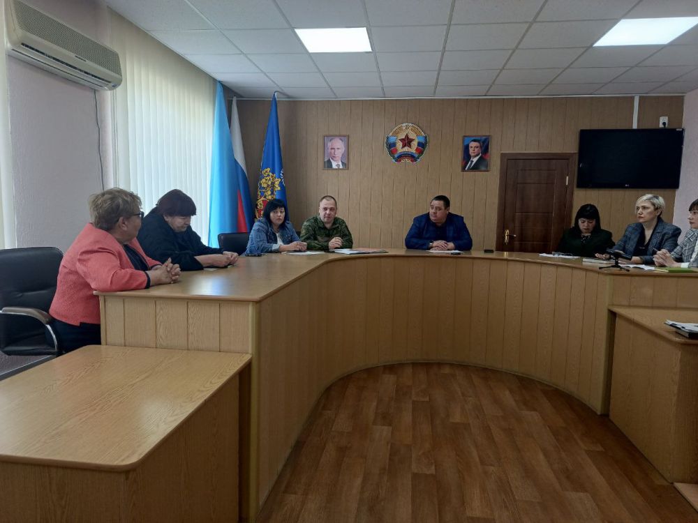 Сегодня в Администрации городского округа город Ровеньки Глава городского округа провел встречу с семьями военнослужащих, погибших, выполняя свой долг в зоне специальной военной операции, что особенно актуально в Год... Сегодня в Администрации городского округа город Ровеньки Глава городского округа провел встречу с семьями военнослужащих, погибших, выполняя свой долг в зоне специальной военной операции, что особенно актуально в Год...