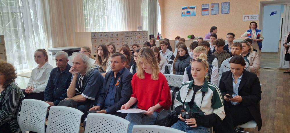 Патриотический десант «Строки, опаленные войной» высадился в Красном Луче Патриотический десант «Строки, опаленные войной» высадился в Красном Луче