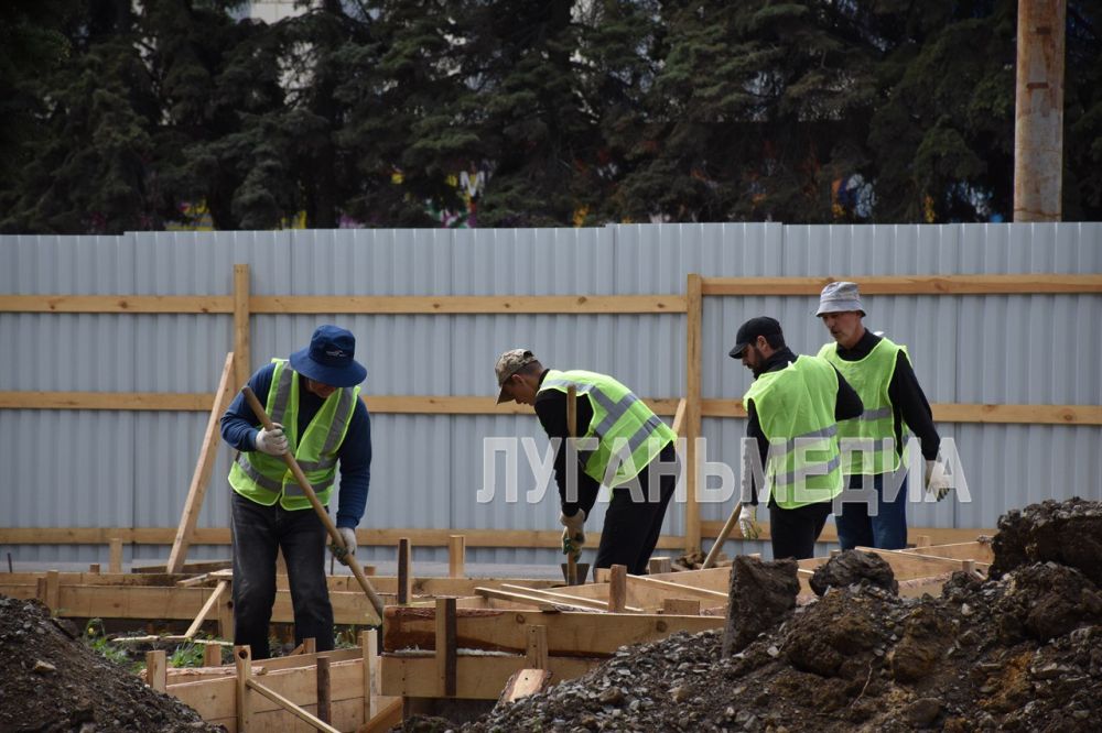В Антраците продолжается реализация проекта «Благоустройство сквера вокруг памятника им. В.А. Ляхова» В Антраците продолжается реализация проекта «Благоустройство сквера вокруг памятника им. В.А. Ляхова»