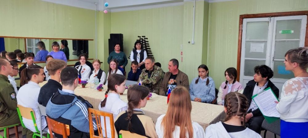 В рамках мероприятий, посвящённых Году защитника Отечества, активисты первичного отделения №7 партии «Единая Россия» совместно с творческими работниками Родаковского дома культуры провели для школьников урок мужества «Наши... В рамках мероприятий, посвящённых Году защитника Отечества, активисты первичного отделения №7 партии «Единая Россия» совместно с творческими работниками Родаковского дома культуры провели для школьников урок мужества «Наши...