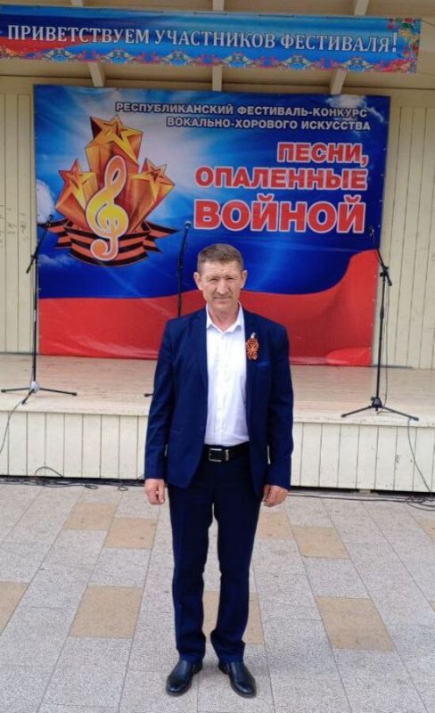 В городе Луганск, в сквере Героев Молодой Гвардии, прошло торжественное мероприятие, посвященное годовщине образования Луганской Народной Республики В городе Луганск, в сквере Героев Молодой Гвардии, прошло торжественное мероприятие, посвященное годовщине образования Луганской Народной Республики