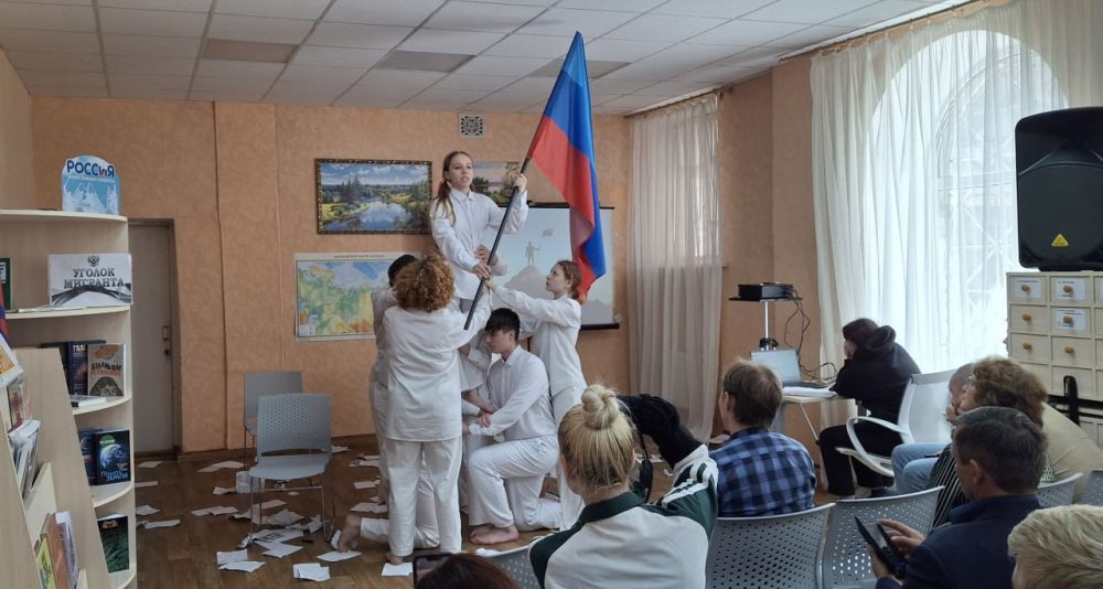 Патриотический десант «Строки, опаленные войной» высадился в Красном Луче Патриотический десант «Строки, опаленные войной» высадился в Красном Луче
