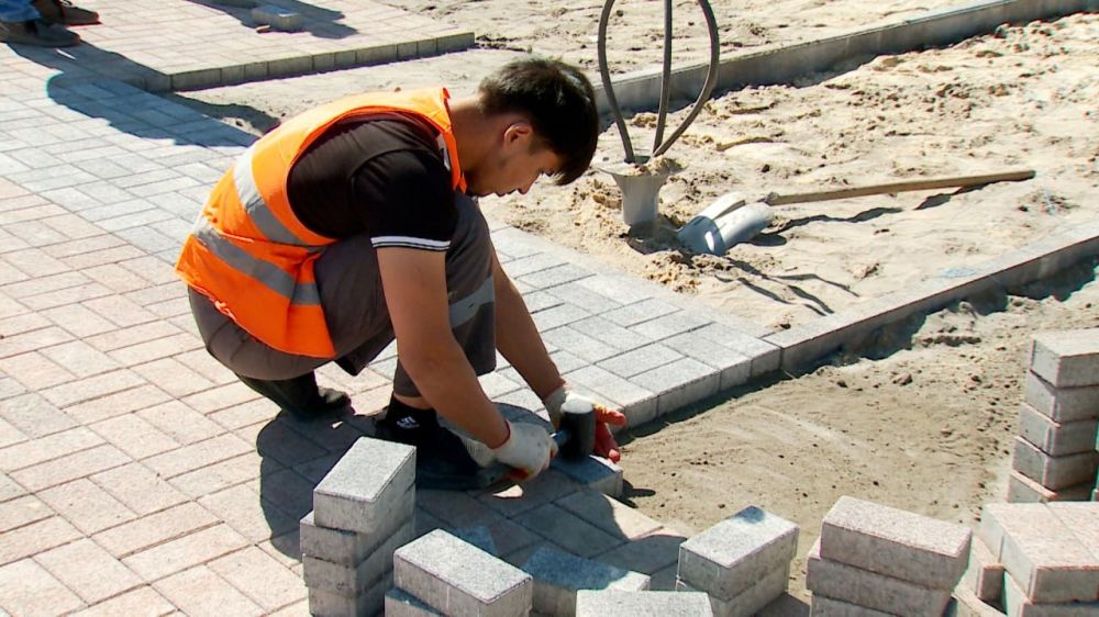 В Краснодоне продолжается благоустройство «Аллеи Дружбы» В Краснодоне продолжается благоустройство «Аллеи Дружбы»