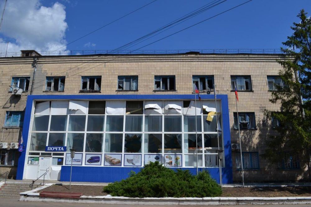 Административное здание в Старобельске, дома в частном секторе и образовательное учреждение повреждены в результате атаки беспилотников киевских боевиков на город минувшей ночью Административное здание в Старобельске, дома в частном секторе и образовательное учреждение повреждены в результате атаки беспилотников киевских боевиков на город минувшей ночью