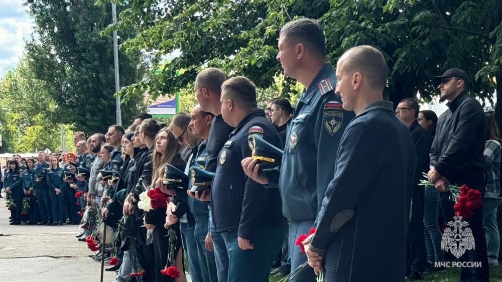 Республика простилась с погибшими в Луганске сотрудниками МЧС России Республика простилась с погибшими в Луганске сотрудниками МЧС России