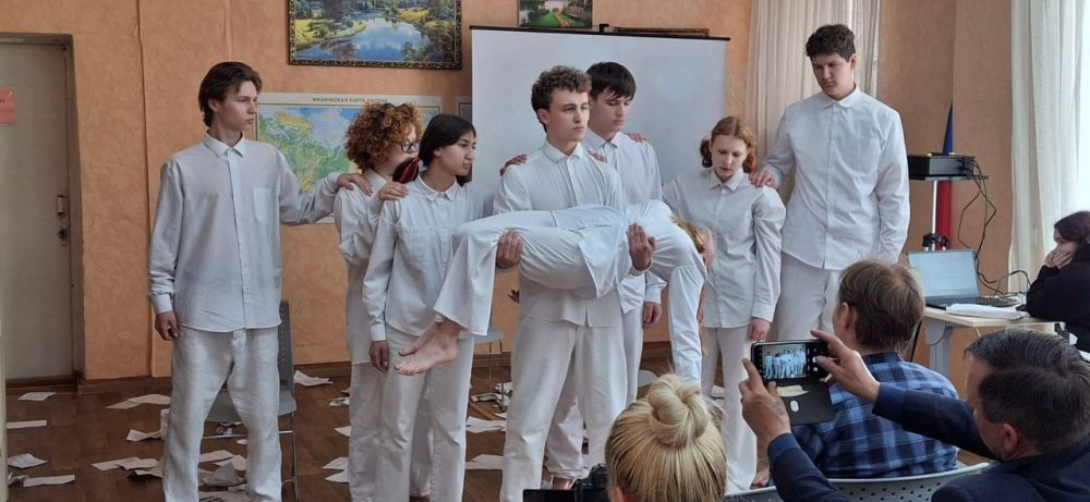 Патриотический десант «Строки, опаленные войной» высадился в Красном Луче Патриотический десант «Строки, опаленные войной» высадился в Красном Луче
