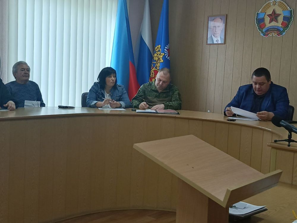 Сегодня в Администрации городского округа город Ровеньки Глава городского округа провел встречу с семьями военнослужащих, погибших, выполняя свой долг в зоне специальной военной операции, что особенно актуально в Год... Сегодня в Администрации городского округа город Ровеньки Глава городского округа провел встречу с семьями военнослужащих, погибших, выполняя свой долг в зоне специальной военной операции, что особенно актуально в Год...