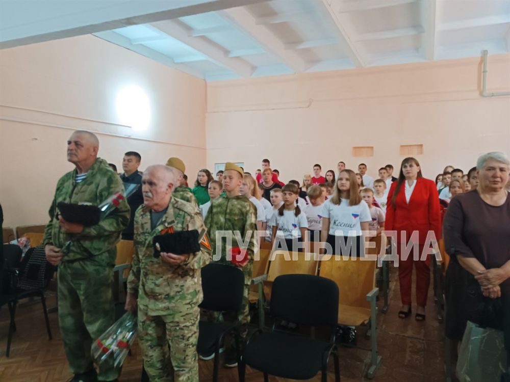 В Петровской специализированной школе состоялось открытие «Парты Героя» в честь нашего земляка, выпускника школы Родиона Граф-Сафонова В Петровской специализированной школе состоялось открытие «Парты Героя» в честь нашего земляка, выпускника школы Родиона Граф-Сафонова