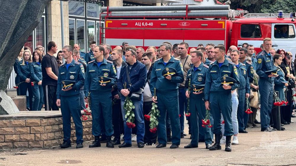 Республика простилась с погибшими в Луганске сотрудниками МЧС России Республика простилась с погибшими в Луганске сотрудниками МЧС России