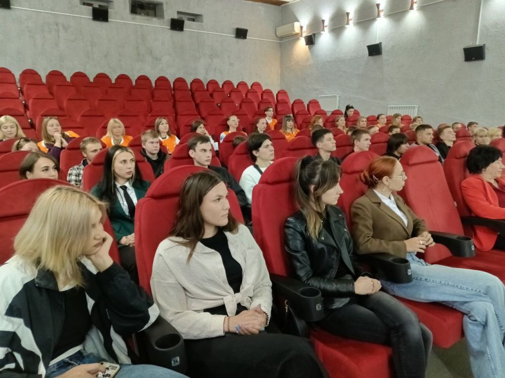 Андрей Рубанцов: В нашем городском округе прошло мероприятие, на котором молодёжь города и советники директоров по воспитанию встретились с менеджером проектного офиса АНО «Россия — страна возможностей» Даниилом Калитвенцевым Андрей Рубанцов: В нашем городском округе прошло мероприятие, на котором молодёжь города и советники директоров по воспитанию встретились с менеджером проектного офиса АНО «Россия — страна возможностей» Даниилом Калитвенцевым