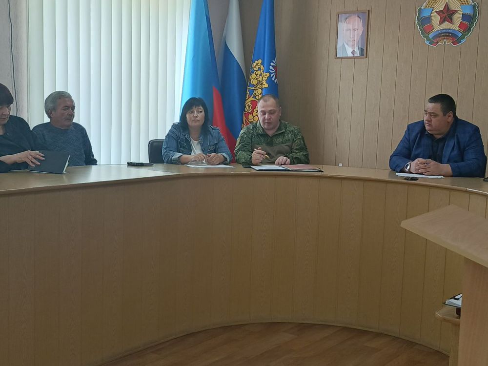 Сегодня в Администрации городского округа город Ровеньки Глава городского округа провел встречу с семьями военнослужащих, погибших, выполняя свой долг в зоне специальной военной операции, что особенно актуально в Год... Сегодня в Администрации городского округа город Ровеньки Глава городского округа провел встречу с семьями военнослужащих, погибших, выполняя свой долг в зоне специальной военной операции, что особенно актуально в Год...