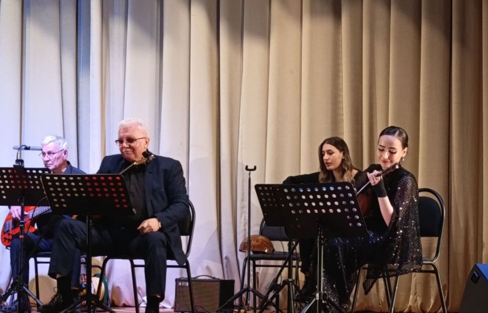 На сцене Дворца культуры им. Ленина состоялось выступление инструментальной группы вокально-хореографического ансамбля «Слобода» Государственного бюджетного учреждения культуры Ставропольского края «Ставропольская... На сцене Дворца культуры им. Ленина состоялось выступление инструментальной группы вокально-хореографического ансамбля «Слобода» Государственного бюджетного учреждения культуры Ставропольского края «Ставропольская...
