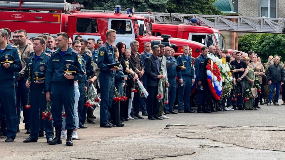 Республика простилась с погибшими в Луганске сотрудниками МЧС России Республика простилась с погибшими в Луганске сотрудниками МЧС России
