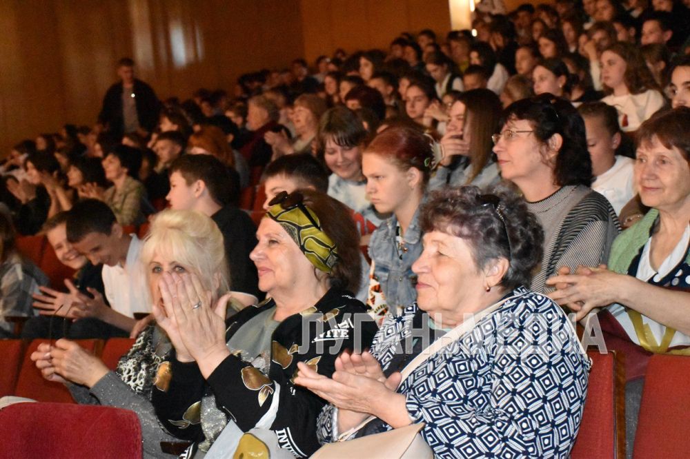 На сцене Антрацитовского центрального Дворца культуры им. Ленина с концертной программой выступили артисты оркестровой группы вокально-хореографического ансамбля «Слобода» Ставропольской государственной филармонии На сцене Антрацитовского центрального Дворца культуры им. Ленина с концертной программой выступили артисты оркестровой группы вокально-хореографического ансамбля «Слобода» Ставропольской государственной филармонии
