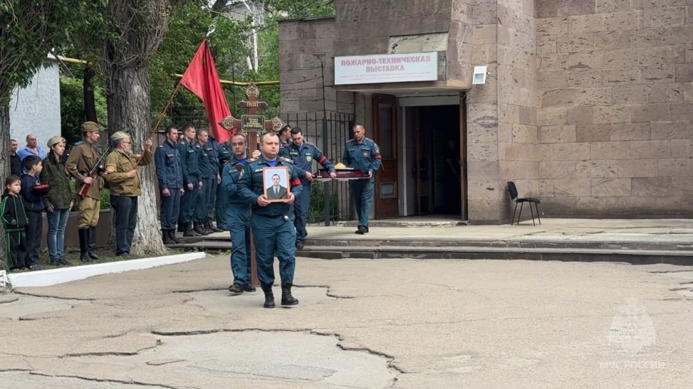 Республика простилась с погибшими в Луганске сотрудниками МЧС России Республика простилась с погибшими в Луганске сотрудниками МЧС России