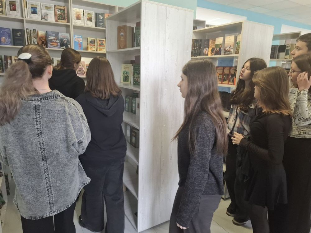 Сотрудники центральной библиотеки имени Г. Сковороды продолжают знакомить посетителей с Сотрудники центральной библиотеки имени Г. Сковороды продолжают знакомить посетителей с