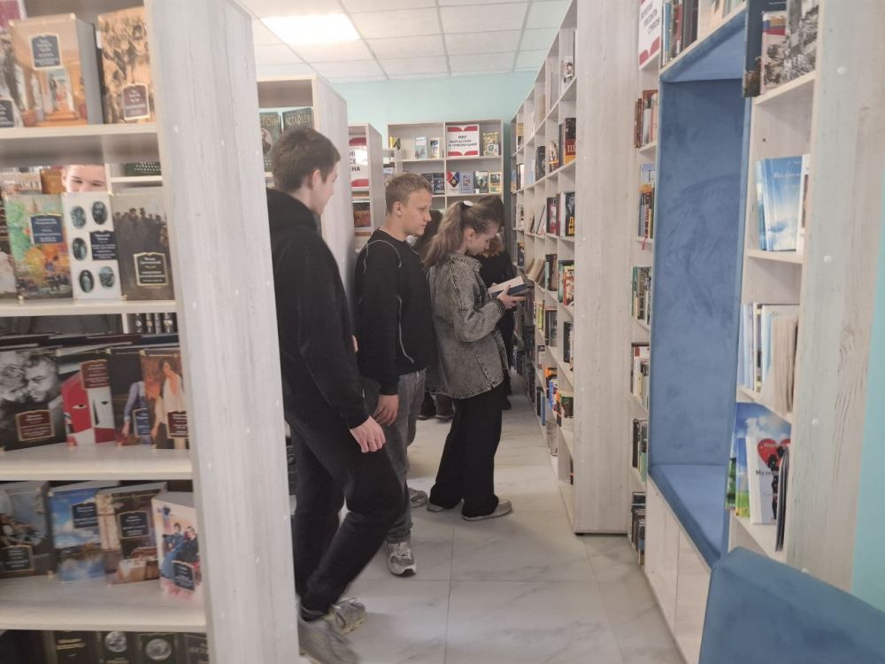 Сотрудники центральной библиотеки имени Г. Сковороды продолжают знакомить посетителей с Сотрудники центральной библиотеки имени Г. Сковороды продолжают знакомить посетителей с