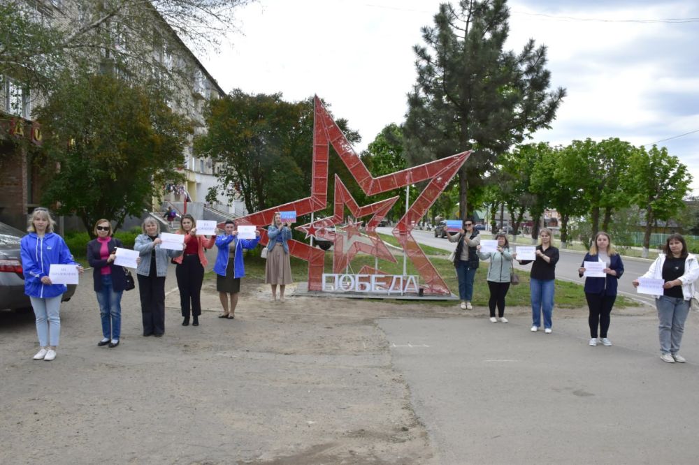 В преддверии Дня Конституции ЛНР (18 мая) активисты партии "Единая Россия" и жители пгт Марковка провели флешмоб В преддверии Дня Конституции ЛНР (18 мая) активисты партии "Единая Россия" и жители пгт Марковка провели флешмоб