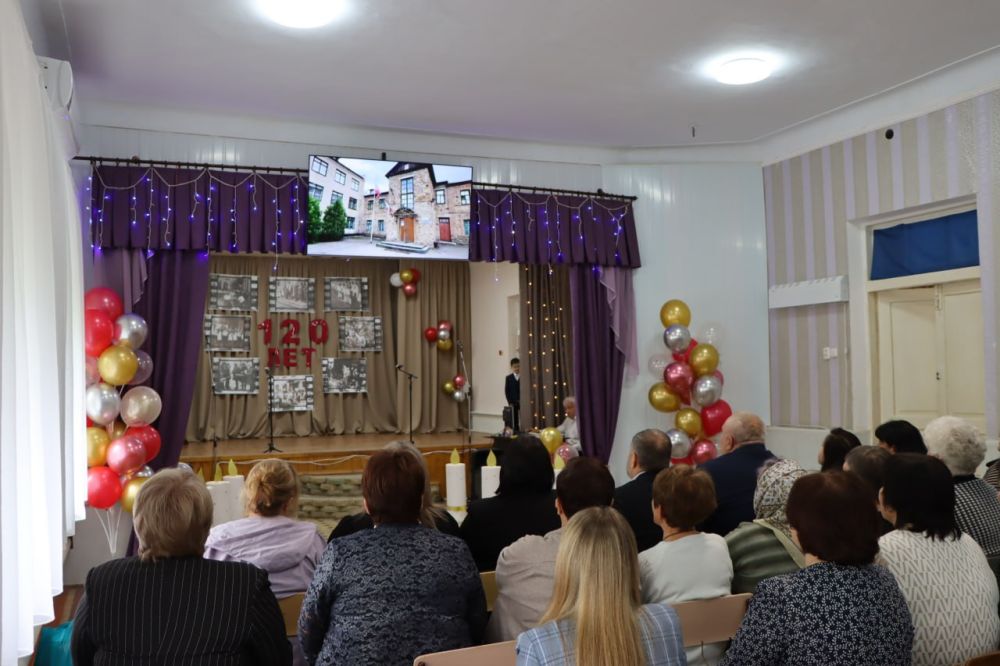 Евгений Бондарь: Сегодня особенный день для всех педагогов, учащихся и выпускников Успенской средней школы №1, которая отмечает свой 120-летний юбилей! Событие, безусловно, значимое, ведь школа является одним из старейших... Евгений Бондарь: Сегодня особенный день для всех педагогов, учащихся и выпускников Успенской средней школы №1, которая отмечает свой 120-летний юбилей! Событие, безусловно, значимое, ведь школа является одним из старейших...
