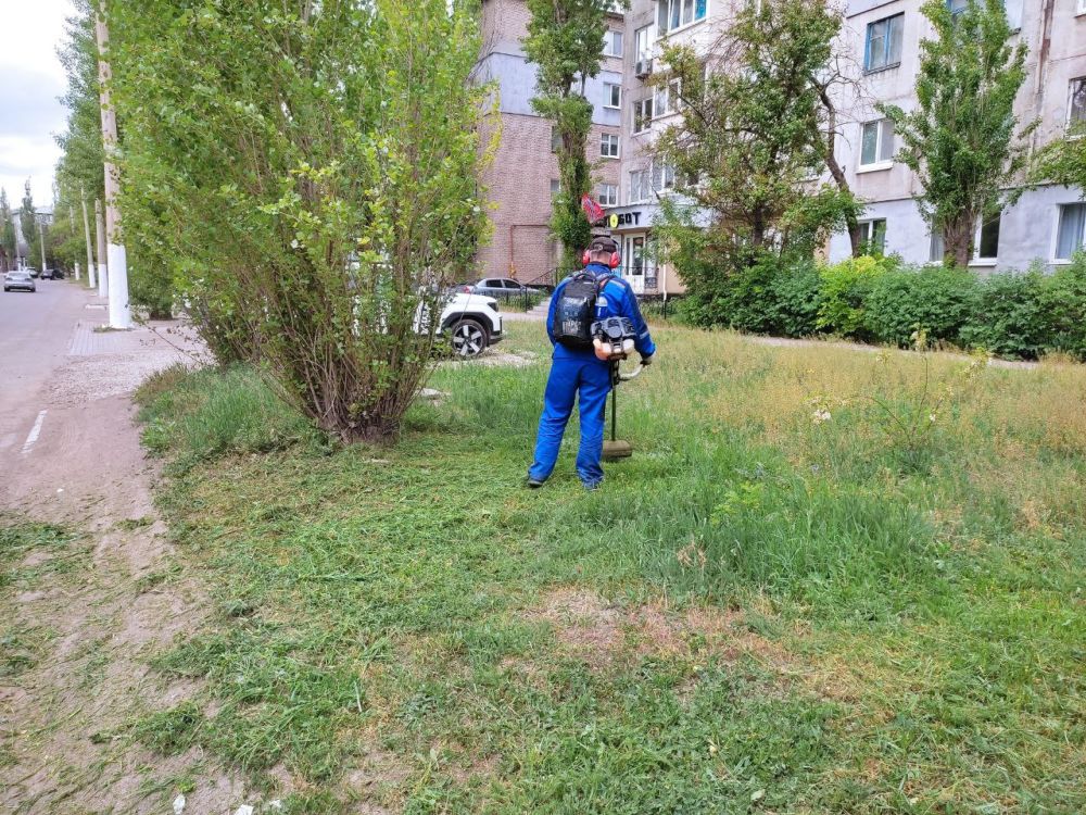 В Стаханове продолжаются работы по наведению чистоты и благоустройству городских территорий В Стаханове продолжаются работы по наведению чистоты и благоустройству городских территорий