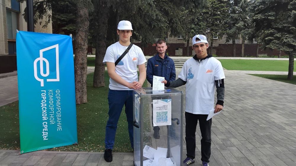В рамках федерального проекта "Формирование комфортной городской среды" нацпроекта "Инфраструктура для жизни" на территории Антрацита продолжается работа волонтеров В рамках федерального проекта "Формирование комфортной городской среды" нацпроекта "Инфраструктура для жизни" на территории Антрацита продолжается работа волонтеров