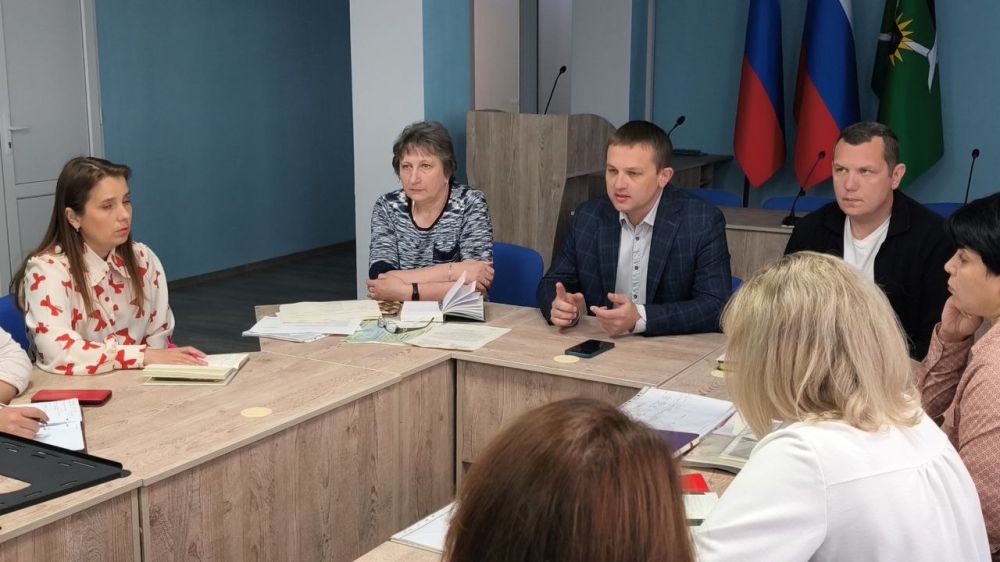 Евгений Морозов: Провел совещание с руководителями образовательных учреждений города, в ходе которого рассказал о важности участия брянковчан от 14 лет и старше во Всероссийском голосовании по выбору объектов для... Евгений Морозов: Провел совещание с руководителями образовательных учреждений города, в ходе которого рассказал о важности участия брянковчан от 14 лет и старше во Всероссийском голосовании по выбору объектов для...