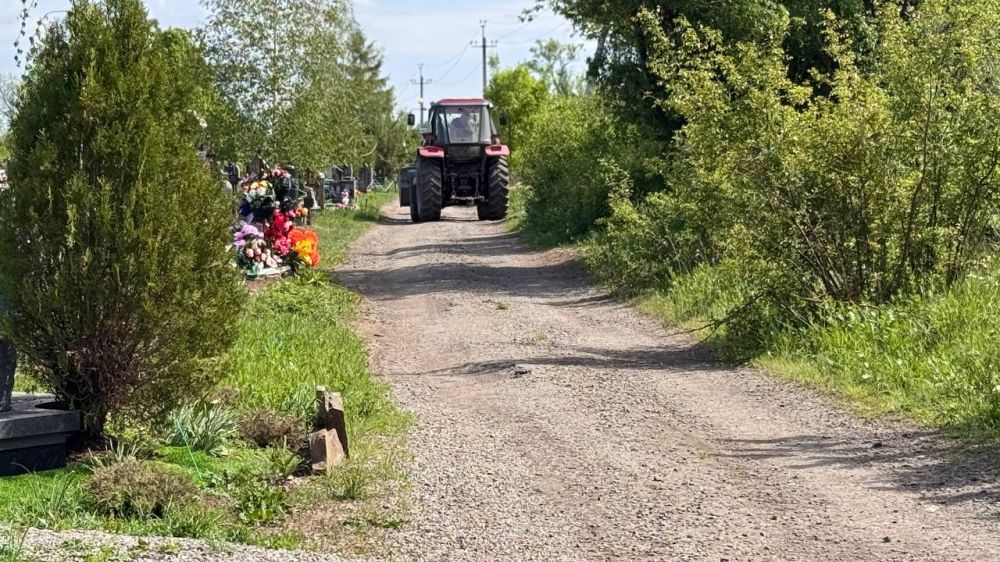 В рамках заключенного контракта с МУП «ЖЭК» города Ровеньки продолжаются работы по благоустройству территорий кладбищ, расположенных на пгт Дзержинский В рамках заключенного контракта с МУП «ЖЭК» города Ровеньки продолжаются работы по благоустройству территорий кладбищ, расположенных на пгт Дзержинский