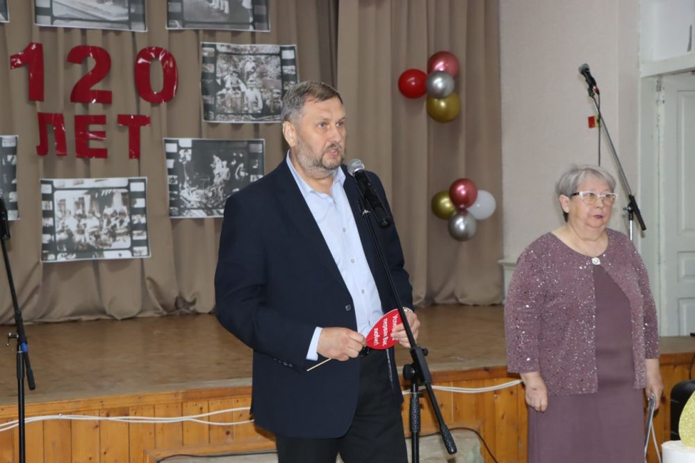 Евгений Бондарь: Сегодня особенный день для всех педагогов, учащихся и выпускников Успенской средней школы №1, которая отмечает свой 120-летний юбилей! Событие, безусловно, значимое, ведь школа является одним из старейших... Евгений Бондарь: Сегодня особенный день для всех педагогов, учащихся и выпускников Успенской средней школы №1, которая отмечает свой 120-летний юбилей! Событие, безусловно, значимое, ведь школа является одним из старейших...