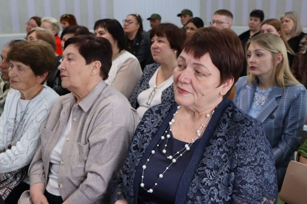 Евгений Бондарь: Сегодня особенный день для всех педагогов, учащихся и выпускников Успенской средней школы №1, которая отмечает свой 120-летний юбилей! Событие, безусловно, значимое, ведь школа является одним из старейших... Евгений Бондарь: Сегодня особенный день для всех педагогов, учащихся и выпускников Успенской средней школы №1, которая отмечает свой 120-летний юбилей! Событие, безусловно, значимое, ведь школа является одним из старейших...