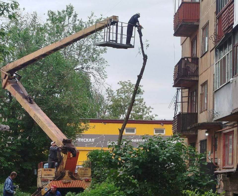 Коммунальные службы проводят работы на территории города Коммунальные службы проводят работы на территории города
