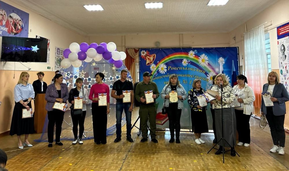 В Ровеньковской школе №12 состоялось торжественное мероприятие «Созвездие талантов», которое объединило учащихся 5-11 классов, их родителей и педагогов В Ровеньковской школе №12 состоялось торжественное мероприятие «Созвездие талантов», которое объединило учащихся 5-11 классов, их родителей и педагогов
