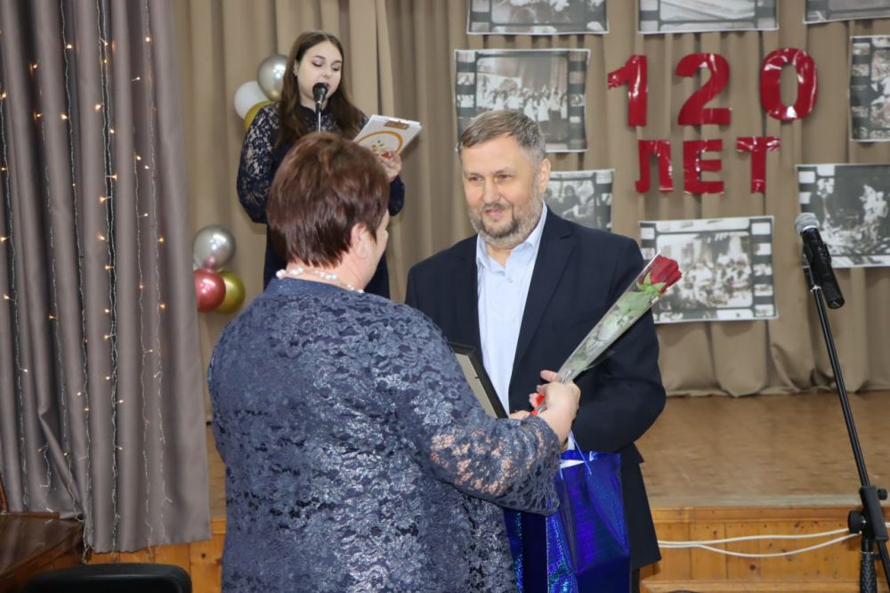 Евгений Бондарь: Сегодня особенный день для всех педагогов, учащихся и выпускников Успенской средней школы №1, которая отмечает свой 120-летний юбилей! Событие, безусловно, значимое, ведь школа является одним из старейших... Евгений Бондарь: Сегодня особенный день для всех педагогов, учащихся и выпускников Успенской средней школы №1, которая отмечает свой 120-летний юбилей! Событие, безусловно, значимое, ведь школа является одним из старейших...