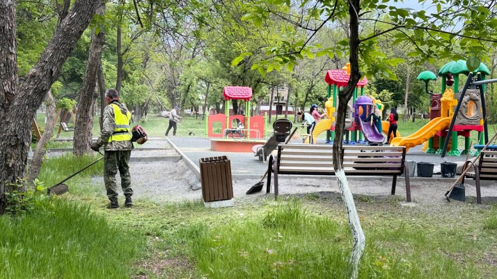 Сотрудники отдела жизнеобеспечения пгт Дзержинский и активисты первичного отделения политической партии «Единая Россия» № 22 провели субботник по благоустройству детской игровой площадки, расположенной в парке Сотрудники отдела жизнеобеспечения пгт Дзержинский и активисты первичного отделения политической партии «Единая Россия» № 22 провели субботник по благоустройству детской игровой площадки, расположенной в парке