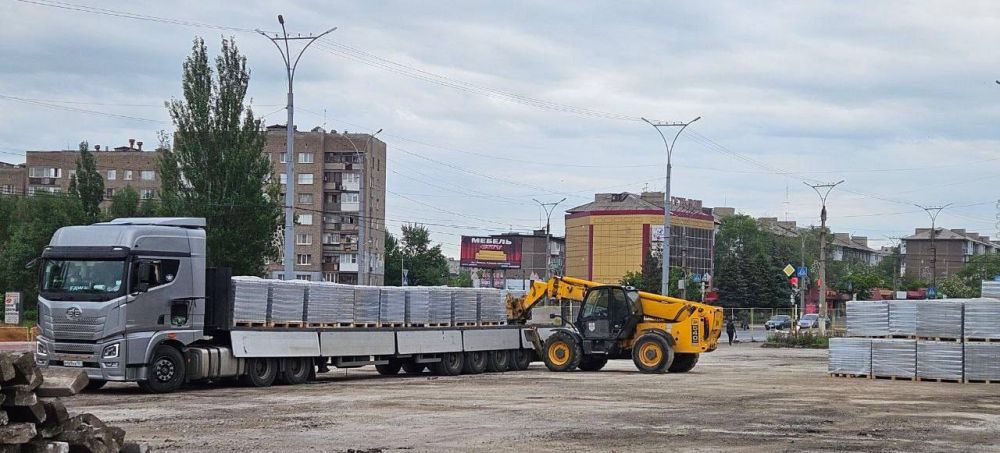 Продолжается масштабная реновация площади Советская Продолжается масштабная реновация площади Советская